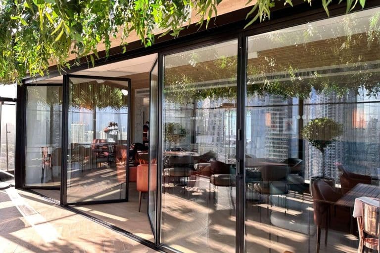 Airclos brinda diseños minimalistas en puertas de aluminio para exterior