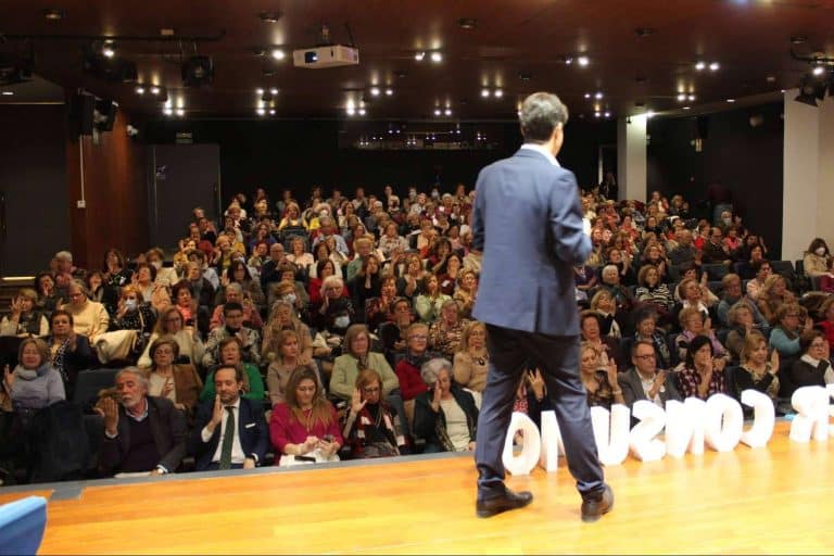 La presentación del libro 'Las 10 claves del bienestar' acoge a más de 200 personas