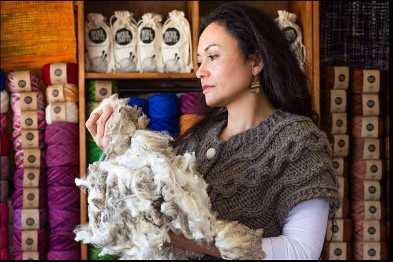 Artistas como Claudia Wool apoyan el arte textil contemporáneo, una tendencia en auge