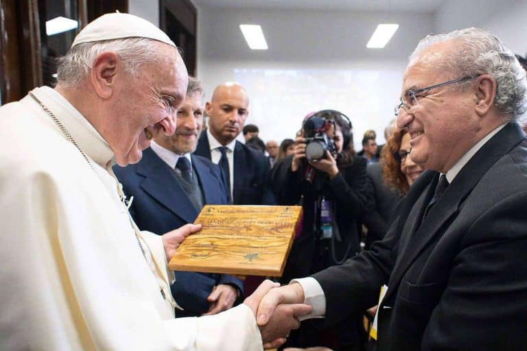 El Papa Francisco apadrina un olivo centenario en España