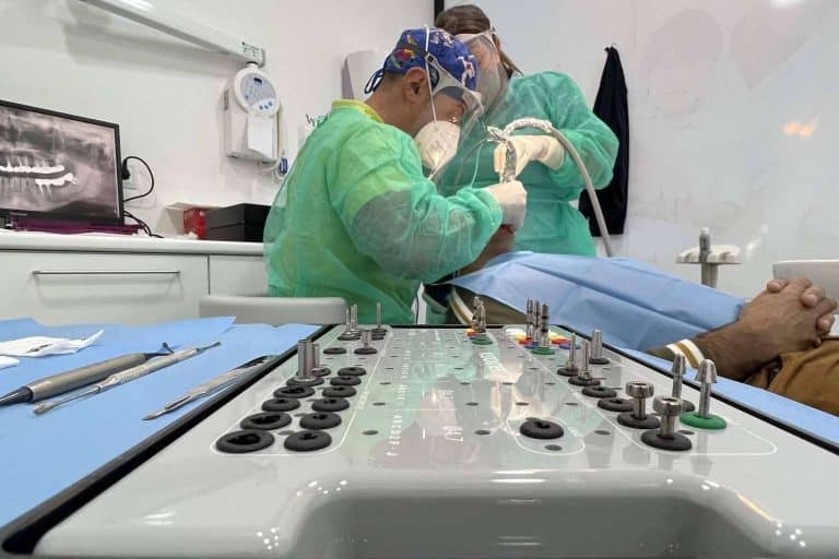 Dental Legrand cuenta con un equipo de especialistas en tratamientos de implantes dentales