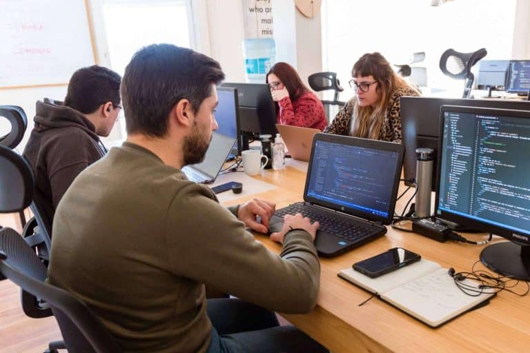 ¿Cuáles son los beneficios de estudiar programación para adentrarse en profesiones muy demandadas?