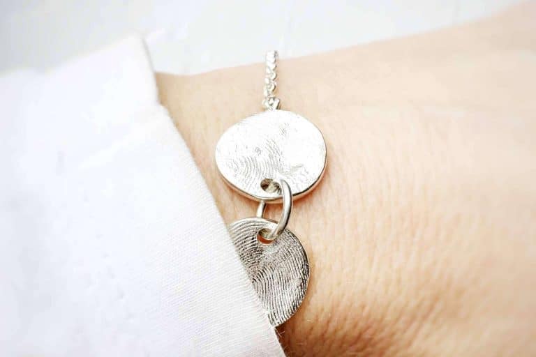 Dejando Huella presenta la última colección de joyas personalizadas con huellas dactilares y texturas de piel