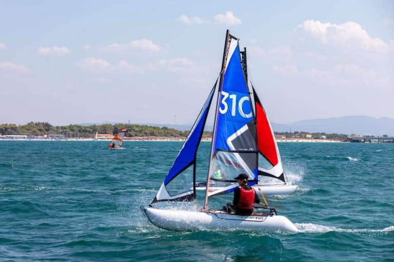 La empresa distribuidora exclusiva en España de mini catamaranes, hinchables y desmontables, Nauticmar