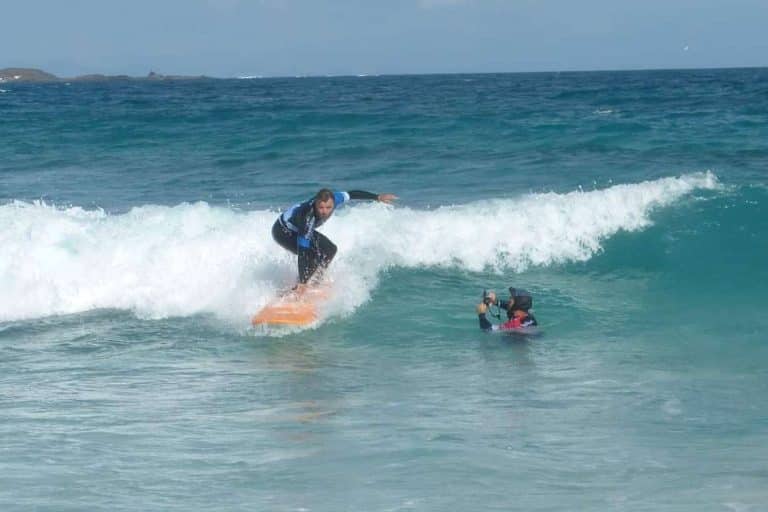 ¿Por qué es tan importante aprender a surfear en una escuela?, con Poseidón Surf Academy