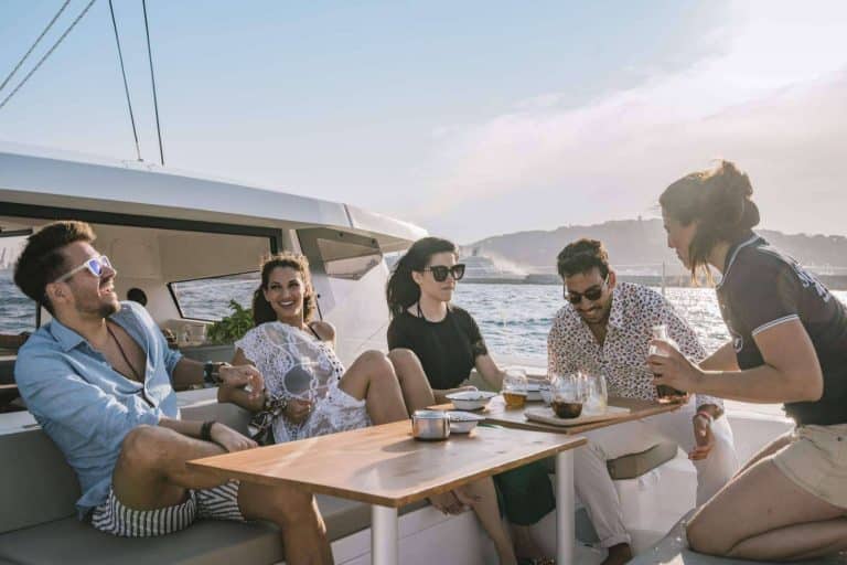 Experiencias exclusivas en catamaranes en Barcelona, por Sondevela