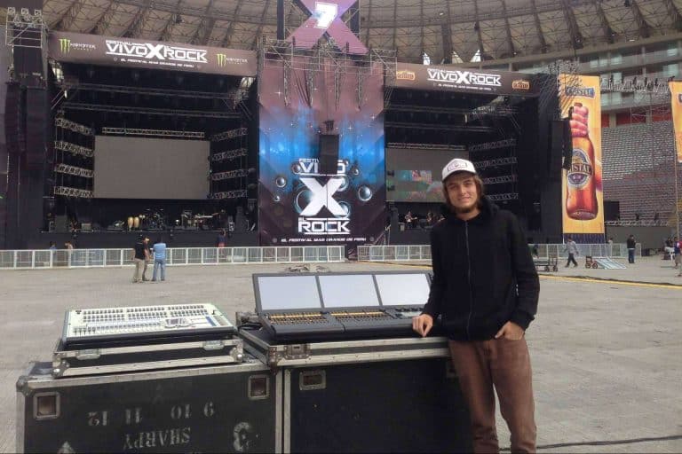 El Lighting Designer colombiano que hace brillar a los artistas de talla mundial, Nesmar Estiven Cepeda,