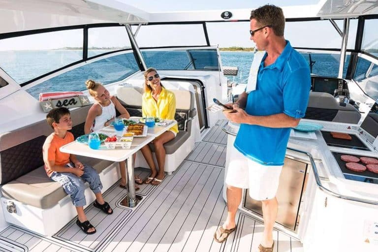 Nautic Service cuenta con catamaranes a motor Aquila