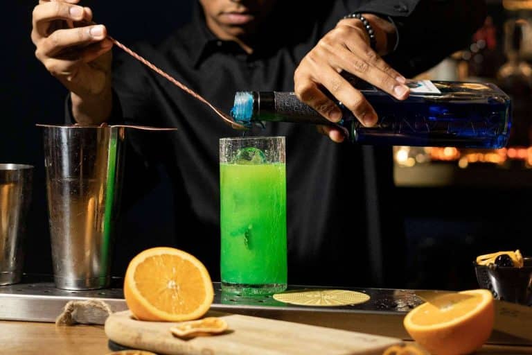 ¿Cuáles son los beneficios de formarse como bartender profesional en la Escuela Coctelería de Madrid?
