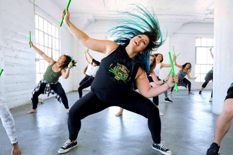 Adelgazar y fortalecer el cuerpo tocando la 'batería'. Único y diferente. Sentirse parte de una banda de rock