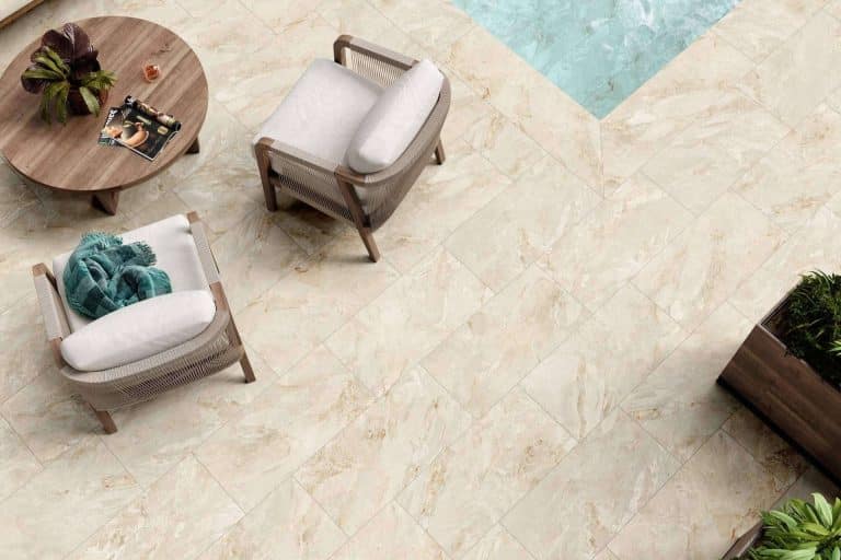 Interazulejo permite conseguir suelos de exterior antideslizantes y seguros a través de sus porcelánicos