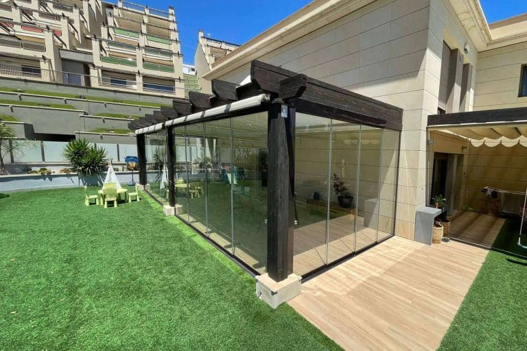 Ideas y sistemas para cerrar un porche con los mejores materiales, con Airclos