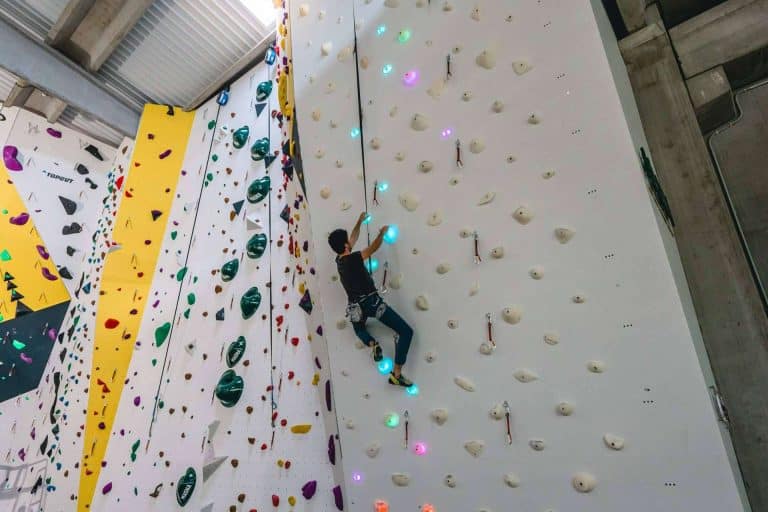 Cómo sacar brillo a un rocódromo con Shiny Wall