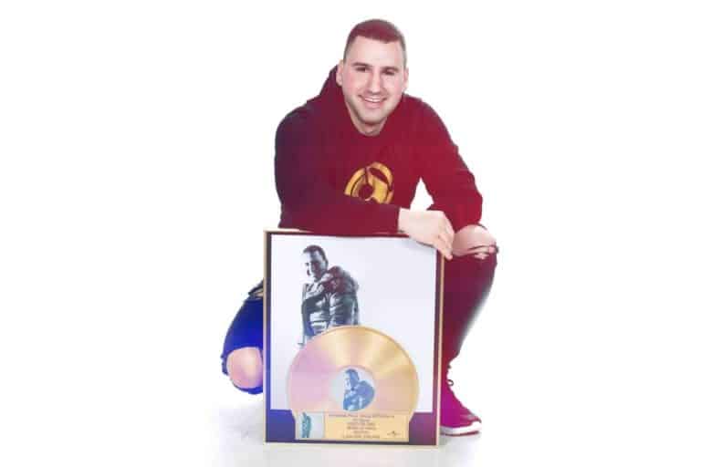 El artista Español DJ Oscar recibe el disco de Oro de Universal Music Group
