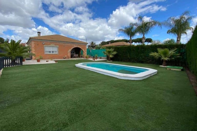 Reutilizar el césped artificial retirado de campos de fútbol para ahorrar en la compra de césped artificial, de la mano de Alianza Estratégica Circular Césped