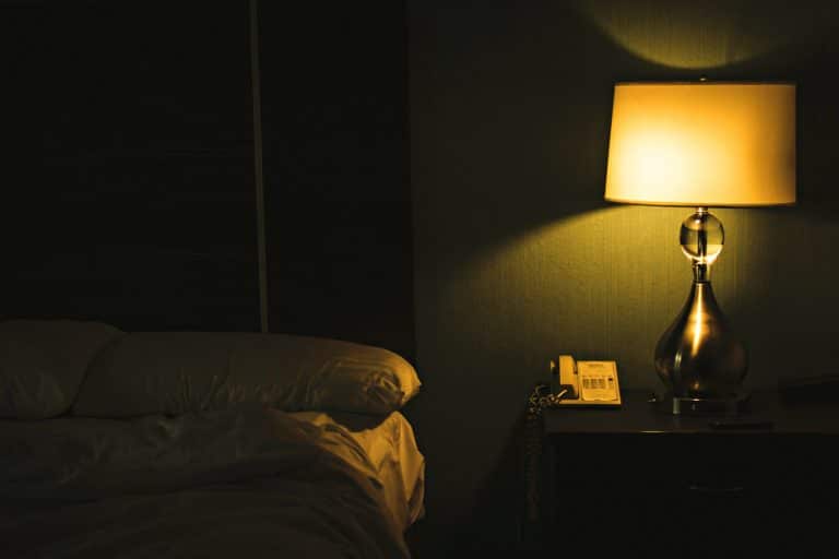 La ciencia confirma que dormir con la luz encendida puede tener consecuencias graves para la salud