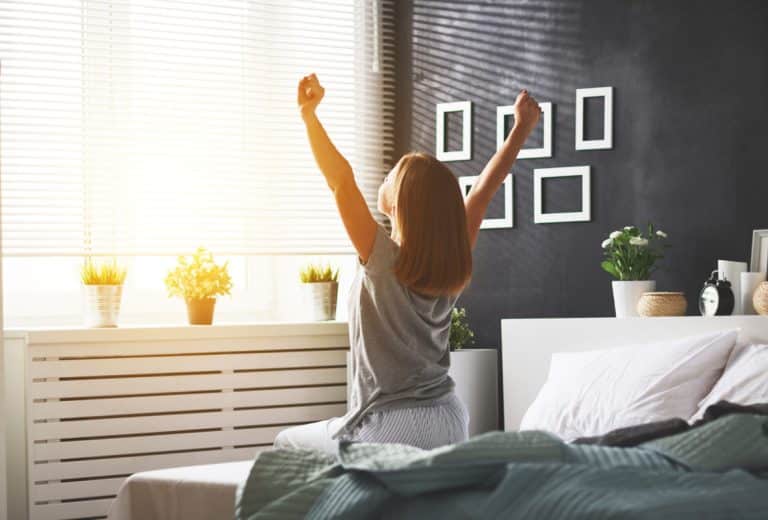 ¿Te cuesta madrugar? Sigue estos consejos para levantarte de la cama sin esfuerzo