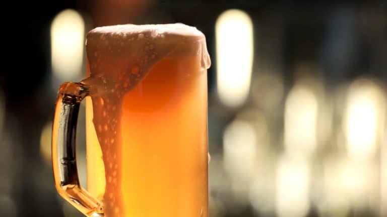 ¿Cómo se forma la espuma de la cerveza?
