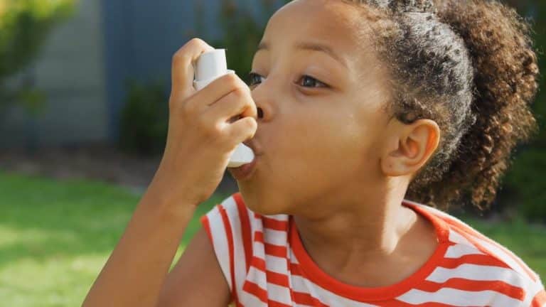 ¿Cómo actúa el inhalador asmático?