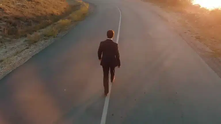 ¿Por qué movemos los brazos al caminar?