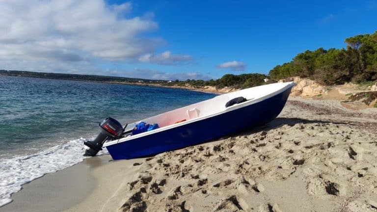 Detenidos dos patrones de una patera en la que viajaron 14 migrantes hasta Formentera