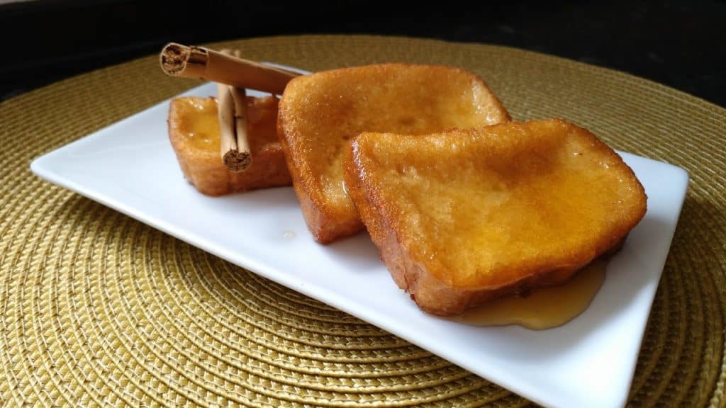plato con torrijas cuadradas