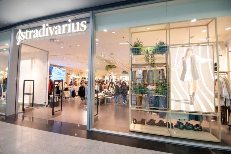 La americana de Stradivarius por 35,99 € que rezuma elegancia