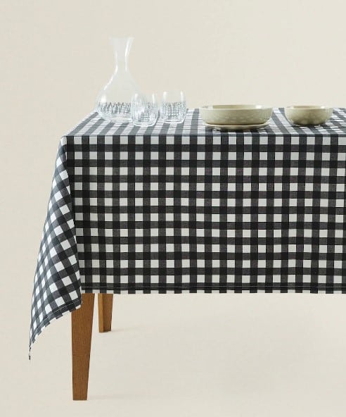 Mantel resinado a cuadros de Zara Home