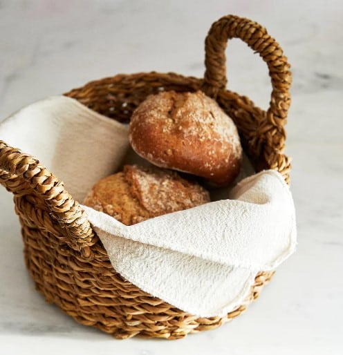 Cesta trenzada con asas de Zara Home