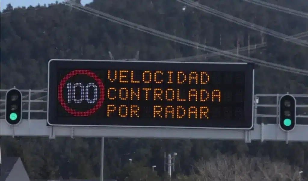 Cómo saber si un panel de la DGT tiene un radar oculto