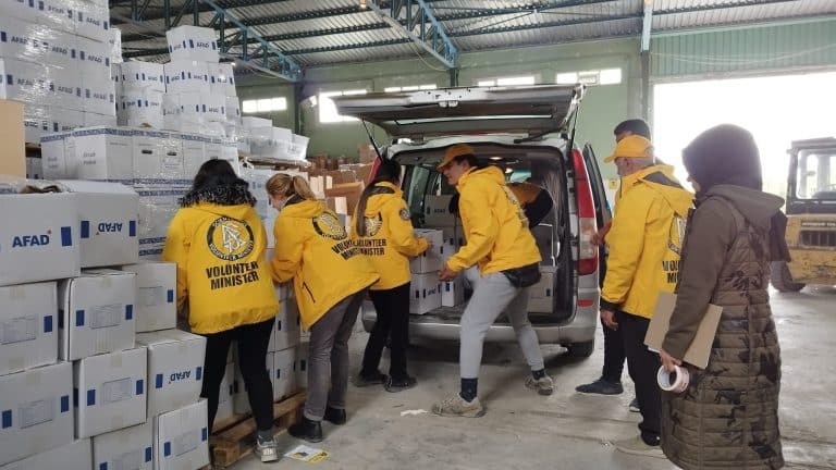 Voluntarios de Scientology distribuyen 78 toneladas de suministros en Turquia