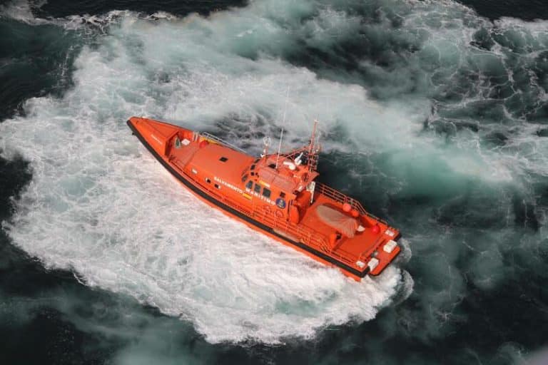 Dos muertos, un herido grave y un desaparecido tras naufragar el pesquero Vilaboa Uno en Santander (Cantabria)