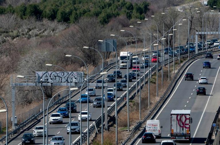 Complicaciones en las salidas de Madrid tras una mañana con mucho tráfico y accidentes en carreteras madrileñas