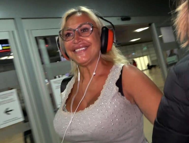 Raquel Mosquera, con una inmensa sonrisa a su llegada a España tras su expulsión de 'Supervivientes'