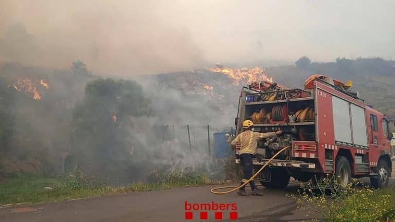 Los Bombers dan por estabilizado el fuego de Portbou (Girona) y prevén controlarlo este lunes