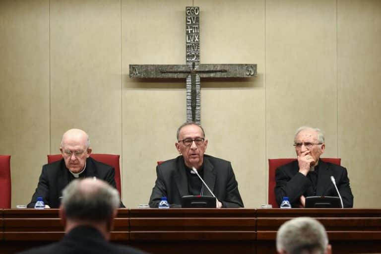 La Iglesia española se ofrece a 
