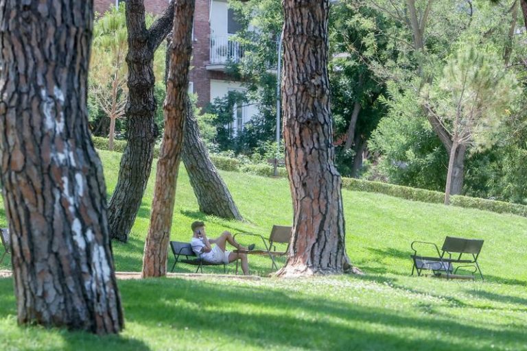 El calor diurno y el frío nocturno se alternan esta semana sin previsión de lluvias ni cambios hasta el viernes
