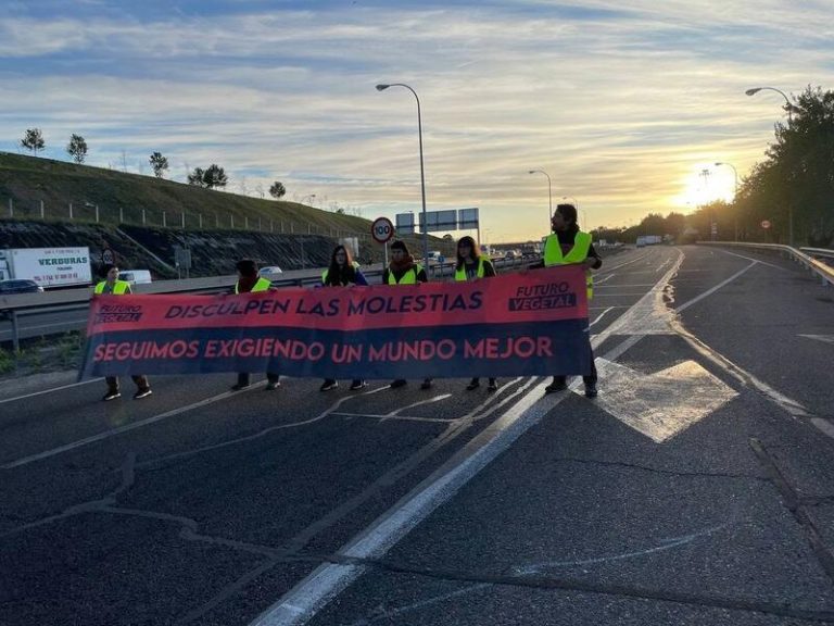 Activistas de Futuro Vegetal cortan los accesos a MercaMadrid