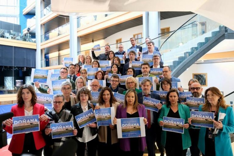 Unos 50 eurodiputados protestan en la Eurocámara por la ley de regadíos en Doñana