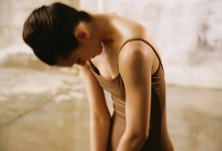 La bailarina de la Ópera de París Clémence Gross protagoniza 'Swan', la nueva obra de Mar Aguiló en Teatros del Canal