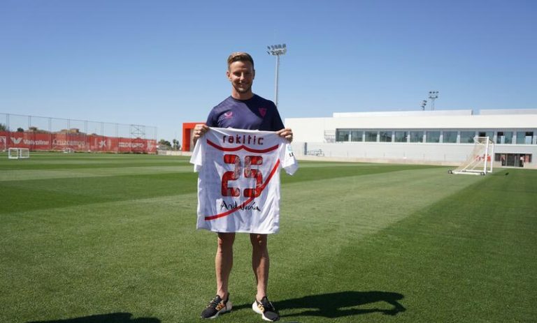 El Sevilla dona reliquias de Rakitic y Bono al museo 'Legends, The Home of Football' de LaLiga