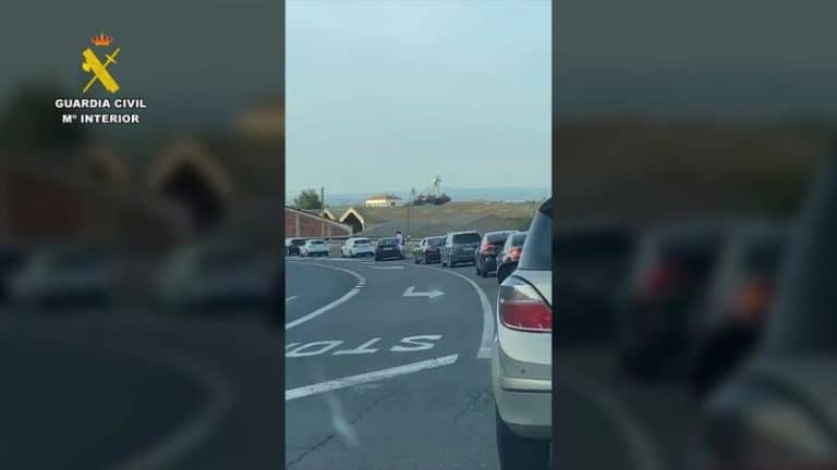 Investigado un conductor por circular con dos personas sentadas en las ventanillas