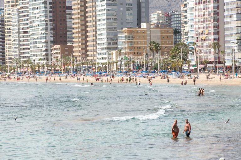 La AMT Sol y Playa traslada al Gobierno su propuesta de definición de 'Municipio Turístico'