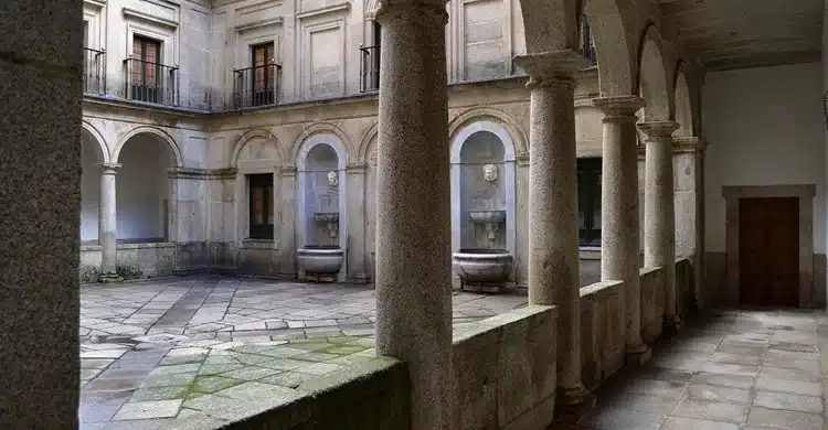 Misterios y terror: 10 leyendas del Monasterio de El Escorial que ponen los pelos de punta