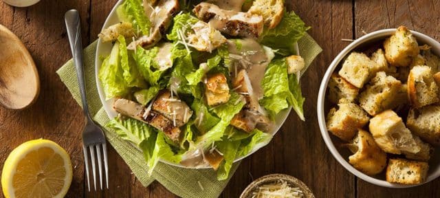 La receta secreta para una Ensalada César irresistible que cambiará tu almuerzo en la oficina