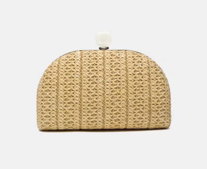 Clutch media luna de rafia de papel en beige con cadena metálica