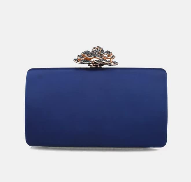 Clutch mini de fiesta en azul marino con flor de strass en cierre