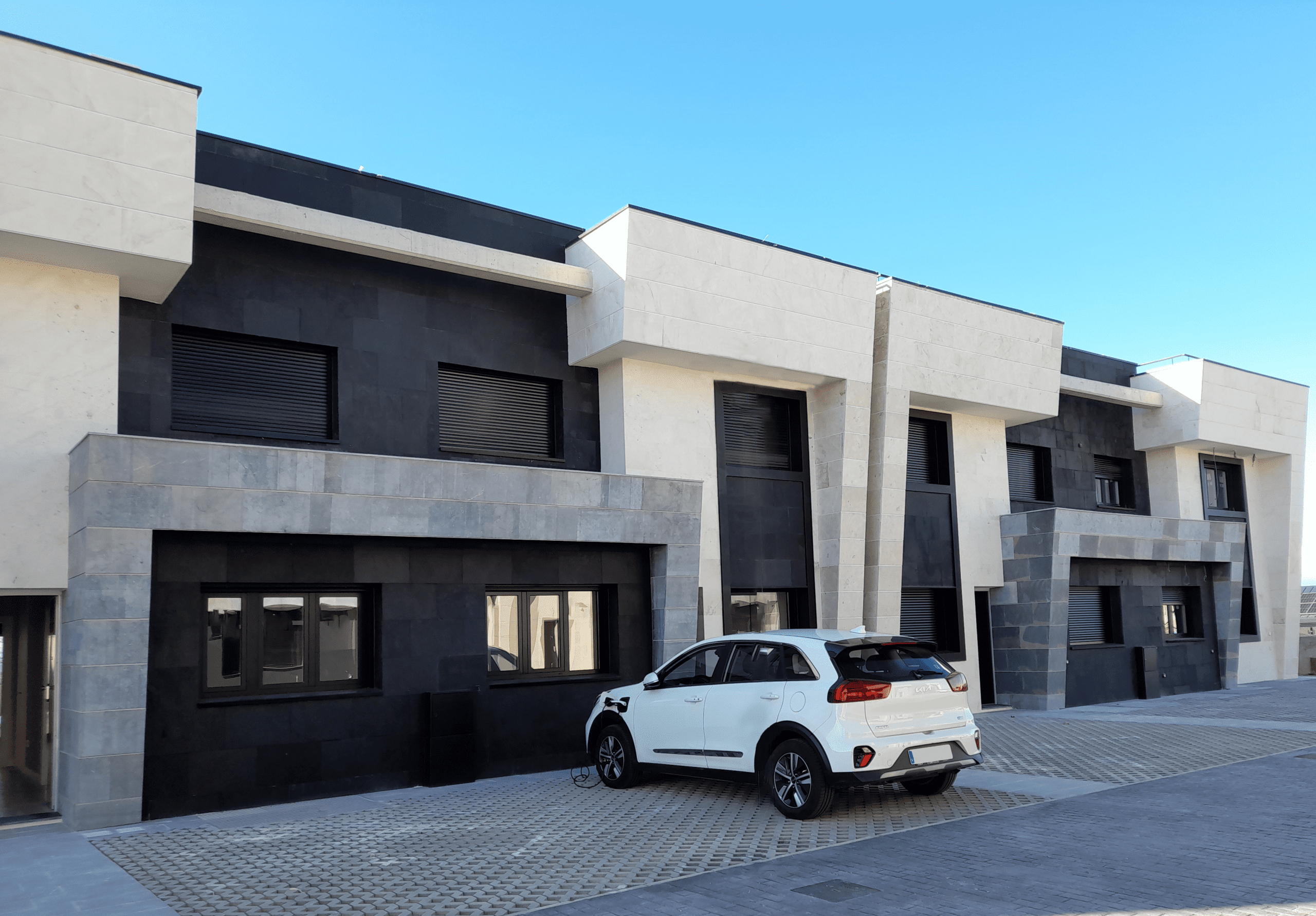 Coche elctrico cargando en una Casa Geosolar de Carbono Positivo en Boadilla del Monte 1