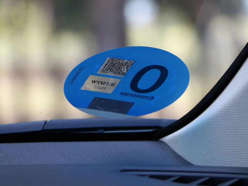 DGT: así debes colocar las pegatinas del parabrisas para que no te multen