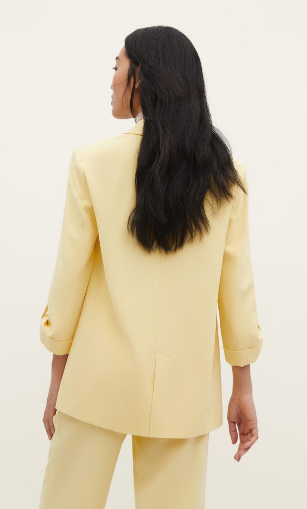 En colores que se ajustan a la primavera y es de la colección Stradivarius